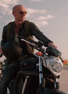 Y&#039;a un peu de rab de Luke Goss à moto, je laisse ?