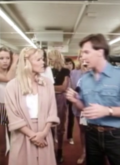 Un briefing dans un musée de voitures anciennes avant la mission.