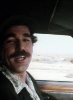Un sosie de Tom Selleck (avec la chemise hawaïenne et la casquette de Thomas Magnum).