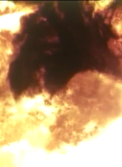 Une commando girl fait exploser le stock-shot du château fort médiéval des méchants grâce à un bidon d'essence qu'elle cachait sûrement dans la poche de son bikini.