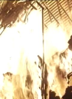 Le stock-shot de château fort médiéval se transforme alors en stock-shot de bâtisse en bois (piqué à "La Chute de la Maison Usher" de Roger Corman) sous l'effet des flammes.