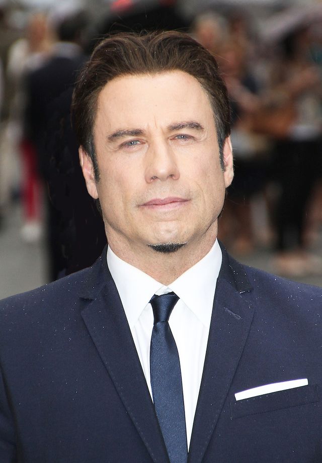 John travolta utilisant une prothèse capillaire